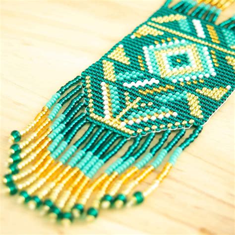 Collage de bijoux en perles de rocaille aux motifs géométriques et ethniques