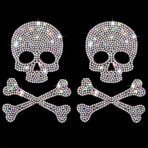 Gros plan sur une perle Swarovski en forme de tête de mort ornée de cristaux.