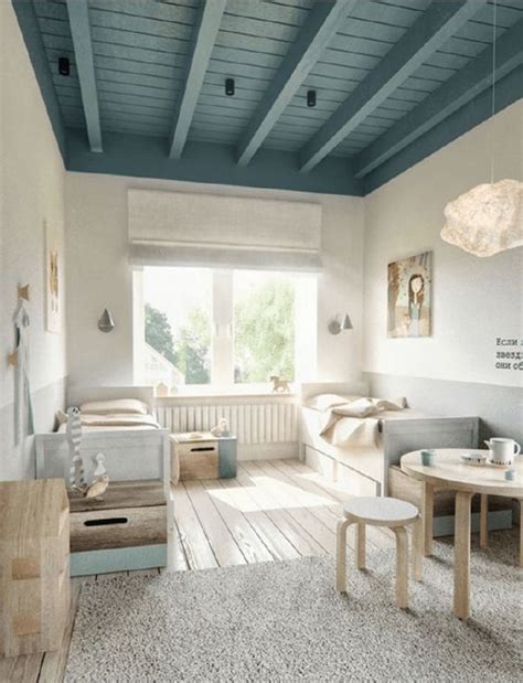 Intérieur de loft avec un plafond peint en bleu pétrole.