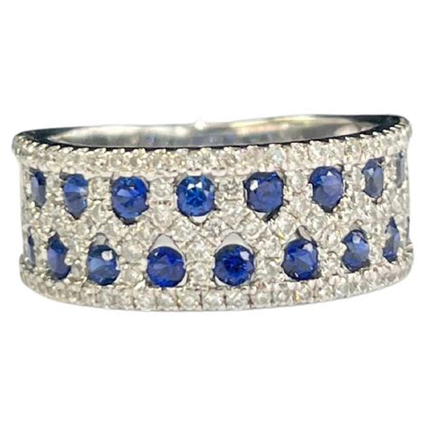 Chevalière personnalisée en or blanc 18 carats, sertie de diamants, rubis et saphirs aux couleurs du PSG.