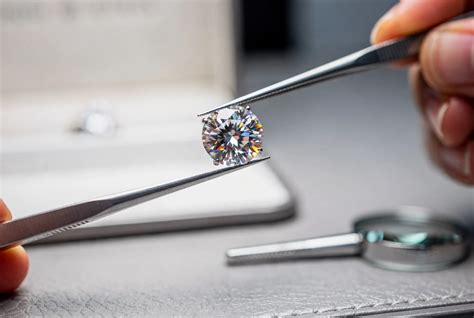 Gros plan sur un diamant, illustrant sa brillance et son éclat