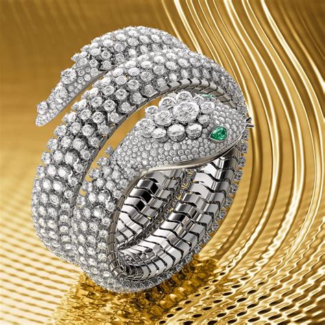 Schéma illustrant l'évolution du design du serpent dans la collection Bvlgari Serpenti au fil des décennies.