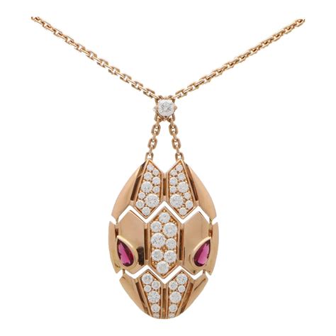 Photographie d'un collier Bvlgari Serpenti orné de diamants et de tourmalines.