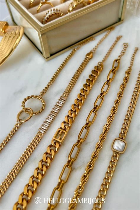 Gros plan sur différents matériaux de bracelets : or, argent, acier inoxydable