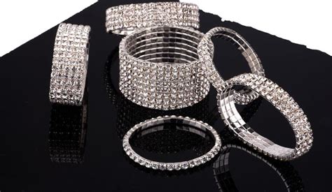 Mise en scène de différents styles de bracelets diamant : jonc, chaîne, manchette