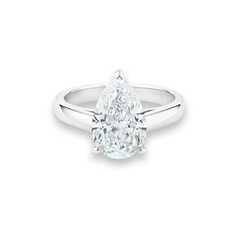Bague solitaire avec un diamant taille poire monté sur un anneau en or blanc