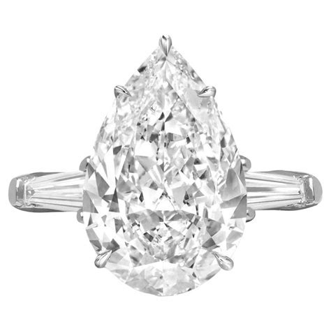 Gros plan sur un diamant taille poire serti sur une bague en or