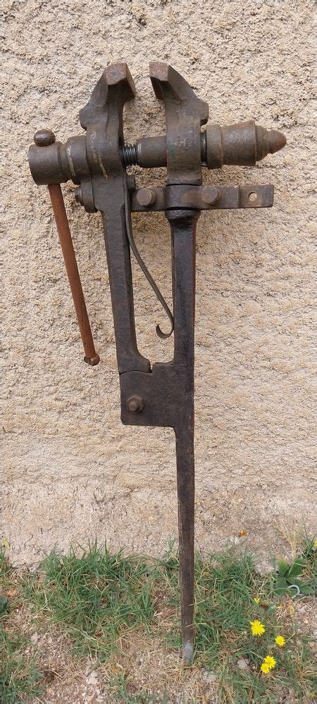 Photo d'un étau HEUER ancien et d'un modèle actuel, mettant en évidence les améliorations de conception