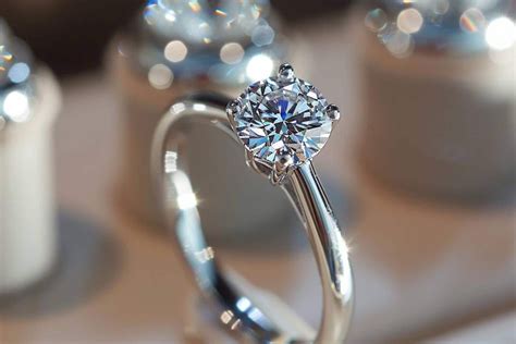 Gros plan sur une bague de fiançailles sertie d'un diamant, style unique et artisanal