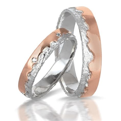 Bague Majesto avec un design architectural et des détails inspirés de Rolex