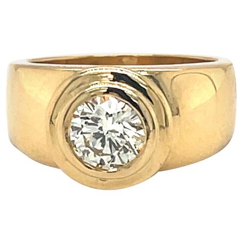 Bague en diamant pour homme, mettant en valeur la brillance et la coupe de la pierre