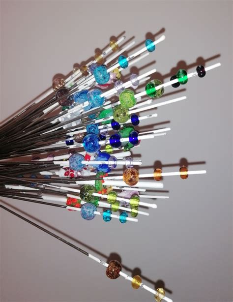 Photo illustrant le façonnage d'une perle cylindrique avec ajout d'embouts et d'anneaux.