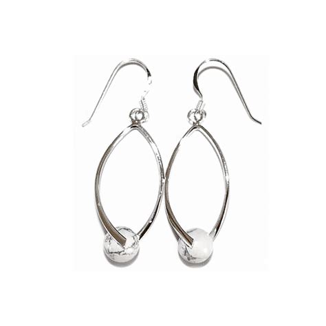 Une sélection variée de boucles d'oreilles en argent pour tous les styles