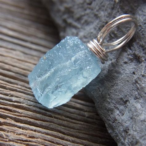 Pendentif en aigue-marine brute avec anneau doré