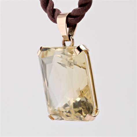 Une sélection de pendentifs en citrine vintage, mettant en valeur la couleur dorée de la pierre.