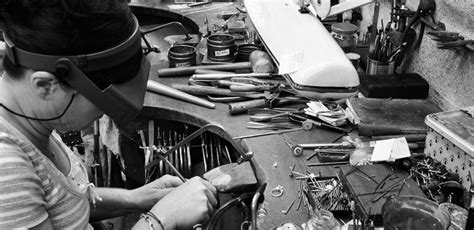 Photographie d'un atelier de joaillerie, montrant des outils et des pièces en cours de fabrication.