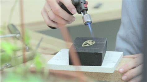 Schéma illustrant les différentes étapes de la fabrication d'un bijou sur mesure, de la conception à la finition.