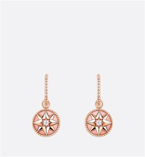 Illustration des différents charms de la collection Rose des Vents Dior, montrant la variété des symboles et des matériaux.