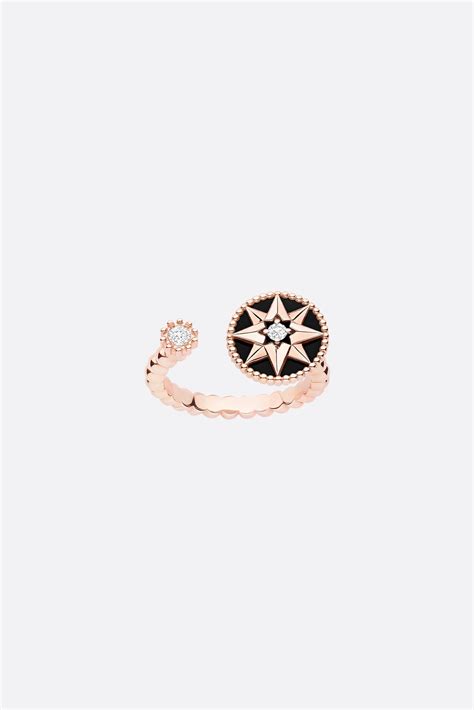 Composition de différentes bagues de la collection Rose des Vents Dior, mettant en avant la variété des designs.
