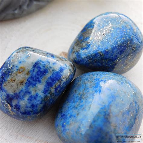 Une pierre Lapis Lazuli aux reflets bleus intenses et aux inclusions dorées de pyrite.