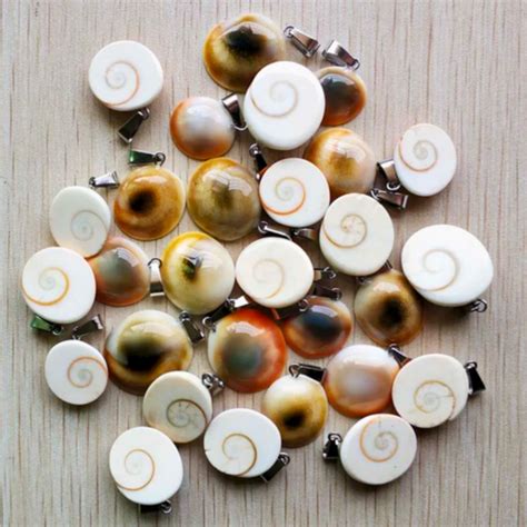 Un assortiment de bijoux ornés de l'Œil de Shiva, tels que des pendentifs, des bagues et des bracelets.