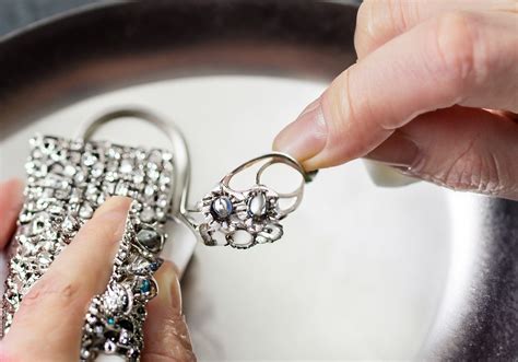 Visuel montrant différents produits de nettoyage pour bijoux en argent