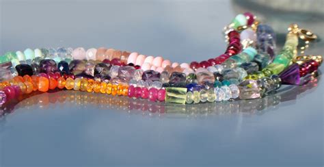 Exemple de bijoux artisanaux Kantu avec des pierres naturelles