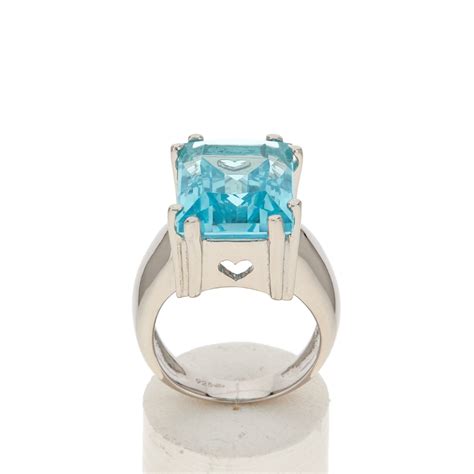 Bague ancienne en argent avec une pierre de turquoise bleue vive