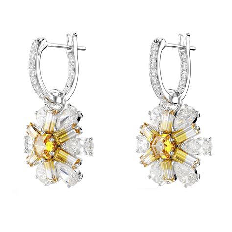 Collection variée de boucles d'oreilles Swarovski, mettant en avant des designs audacieux et des perles.