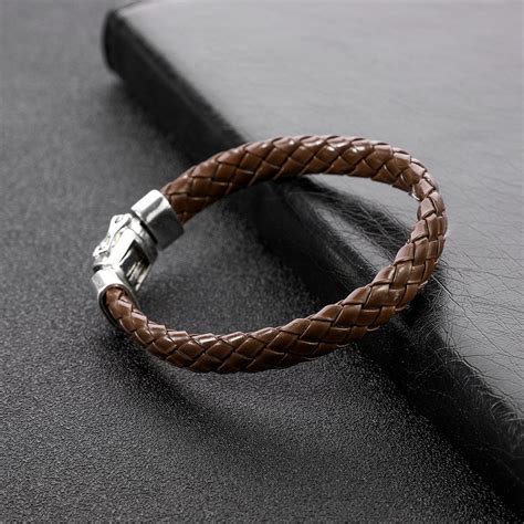 Photographie de différents types de bracelets pour homme : cuir, cordon, jonc en argent, chaîne en acier.
