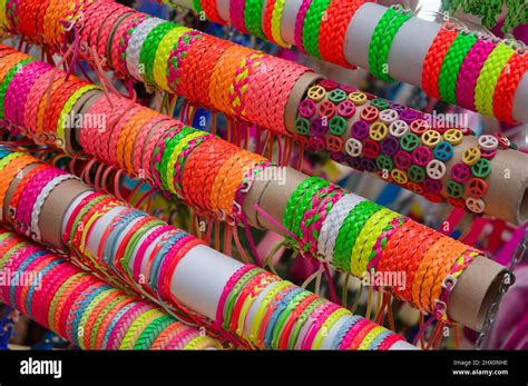 Une sélection de bracelets en cuir de différentes couleurs et textures