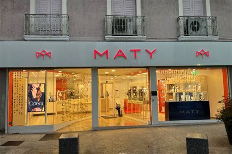 intérieur d'une bijouterie MATY avec une large sélection de bijoux et montres