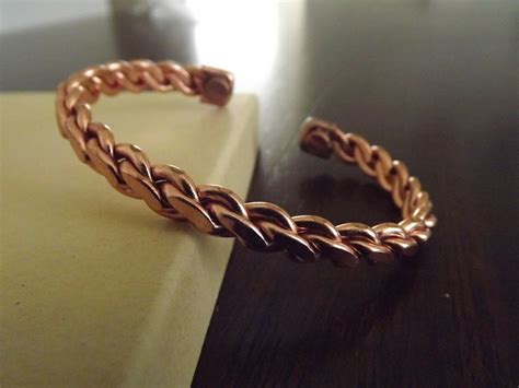 Infographie comparant les caractéristiques des bracelets en céramique et en acier (résistance aux rayures, poids, aspect)