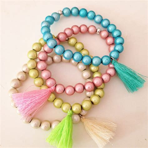 Divers bracelets en perles de différentes couleurs et styles pour femmes et enfants