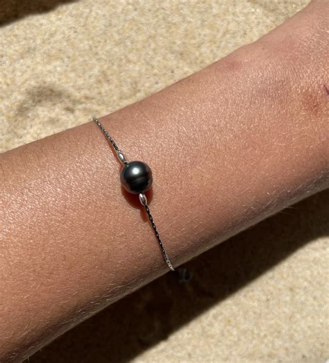 Bracelet en cuir avec une perle de Tahiti aux reflets irisés
