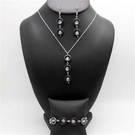 Composition de bijoux en perles : collier, bracelet et boucles d'oreilles