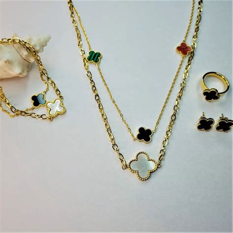 Exemples de bijoux variés : bracelet, boucles d'oreilles, collier