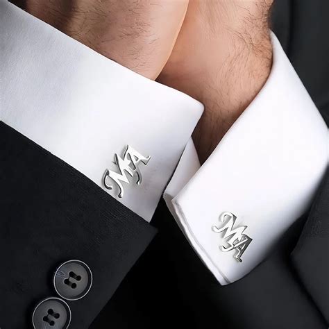 Gamme de bijoux homme Christofle en argent, incluant bracelets et boutons de manchette.