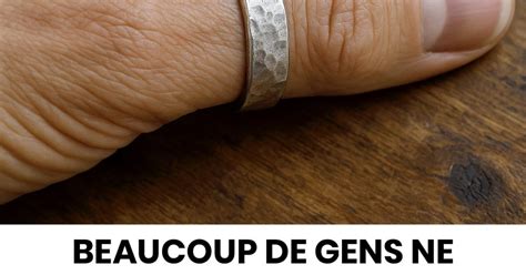 Homme portant une bague imposante au pouce, symbolisant la confiance en soi.