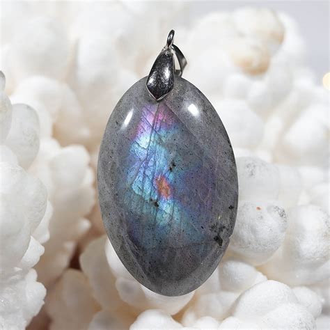 Illustration d'un pendentif en labradorite violette aux reflets irisés