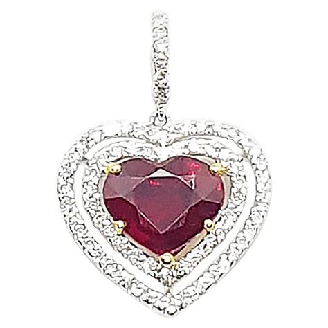 Gros plan sur un pendentif en rubis, mettant en valeur sa couleur rouge profond