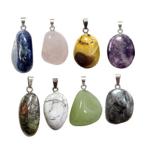 Collage de différents pendentifs en pierres : améthyste, émeraude, lapis-lazuli, quartz rose