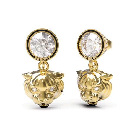 Gros plan sur le fermoir à poussette des boucles d'oreilles Guess