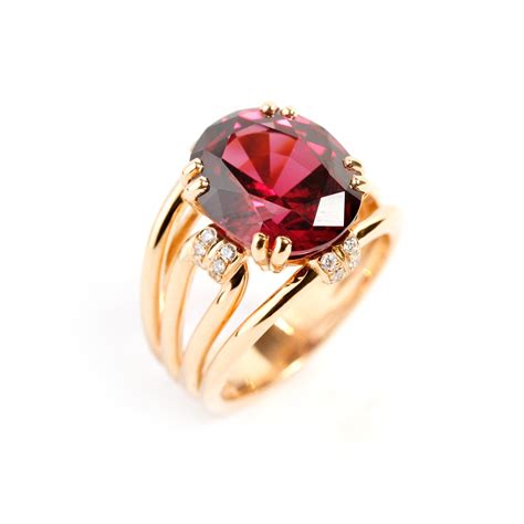 Exemples de bagues associant diamants et pierres de couleur