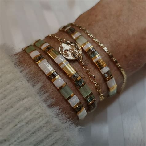 Exemple de bracelet japonais artisanal avec des perles de verre