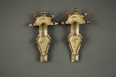 Photographie de bijoux anciens en grenat, tels que des fibules mérovingiennes