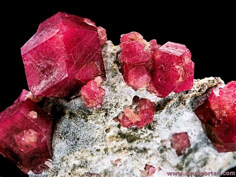 Exemple de cristaux de grenat aux couleurs variées