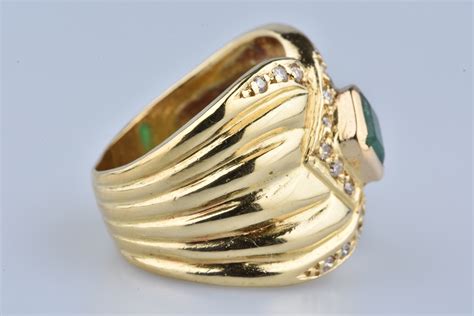 Photo d'une bague en or jaune 18 carats sertie d'une pierre précieuse.