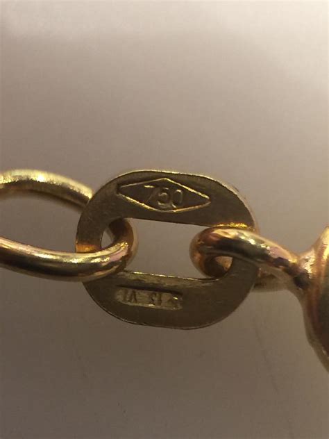 Exemple de poinçon pour l'or 18 carats (losange avec 750).