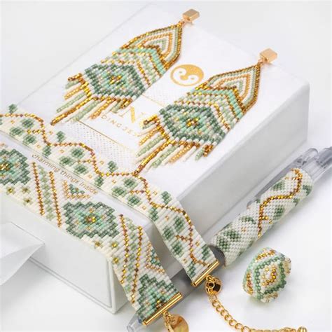 Détail d'un bracelet Mansi avec des perles Miyuki formant des motifs de plumes et des couleurs symboliques